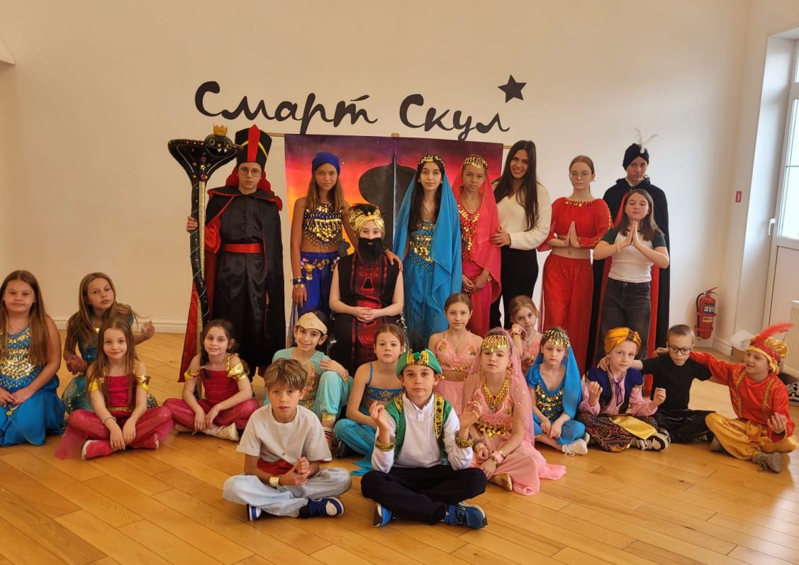 Drama club: юные актёры в костюмах